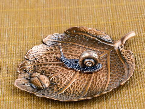 Podstawka na kadzidełka Ślimak na liściu, metal