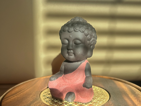 Budda, figurka  herbaciana, glina, 8x3.5 cm