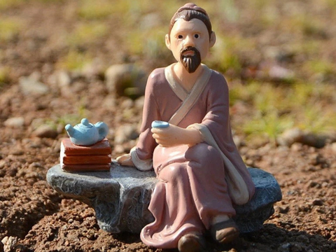 Tea Drinker figurine, resin, 6x5.5 cm