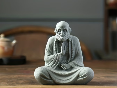 Medytujący Mnich, figurka herbaciana, żywica, 6x6 cm