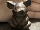 Figurka Świńka, drewno (4.6x2.5 cm)