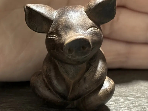 Figurka Świńka, drewno (4.6x2.5 cm)