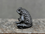 Ropucha, figurka herbaciana, metal, 2x2 cm
