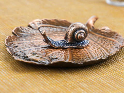 Podstawka na kadzidełka Ślimak na liściu, metal