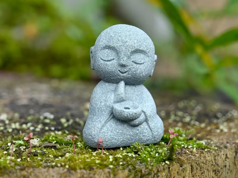 Mnich, figurka herbaciana, kamień, 5x3.5 cm