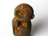 Mnich, figurka herbaciana, glina, 6.5x3 cm
