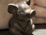 Figurka Świńka, drewno (4.6x2.5 cm)