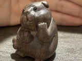 Figurka Psa z kością (4.5 cm), drewno
