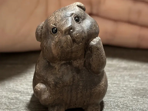 Figurka Psa z kością (4.5 cm), drewno