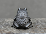Ropucha, figurka herbaciana, metal, 2x2 cm