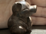 Figurka Świńka, drewno (4.6x2.5 cm)