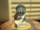 Figurka Budda (8.0 x 3.5 cm), glina